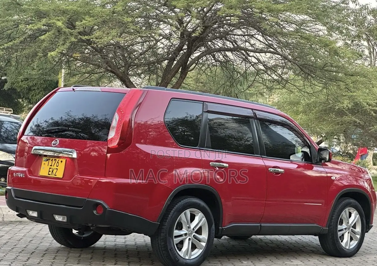 Nissan X-Trail 2011 Red