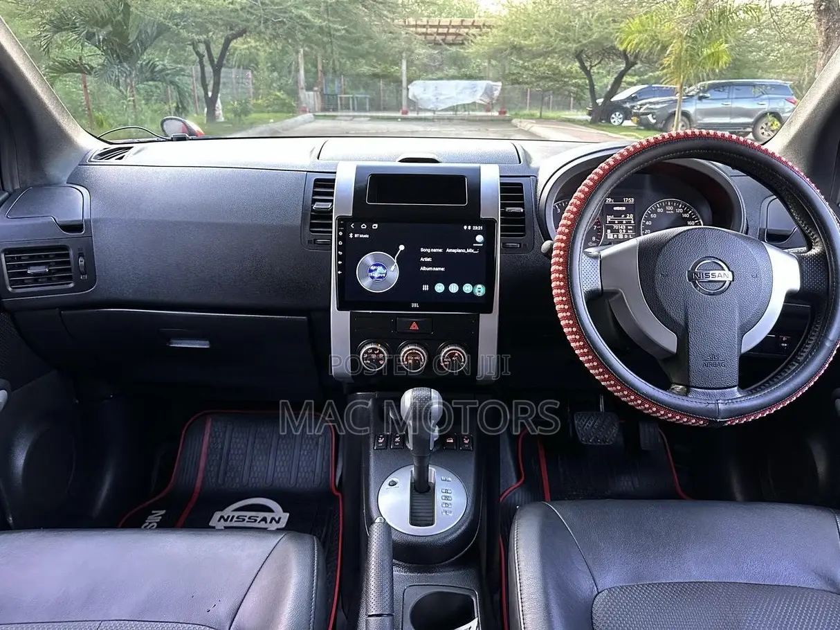 Nissan X-Trail 2011 Red