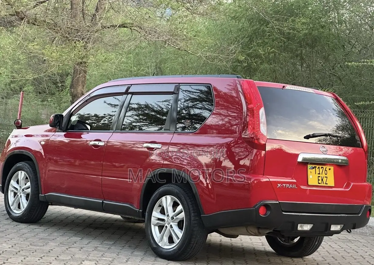 Nissan X-Trail 2011 Red