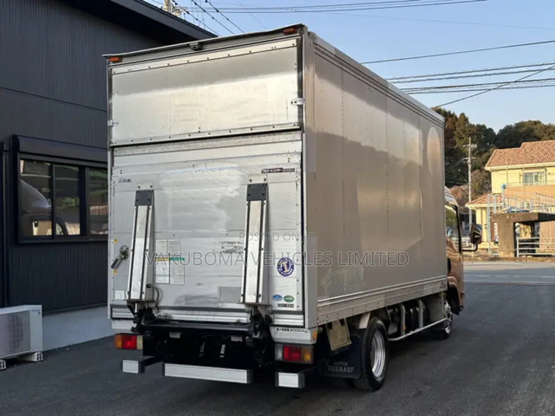 Isuzu Elf Truck 2009 Yellow