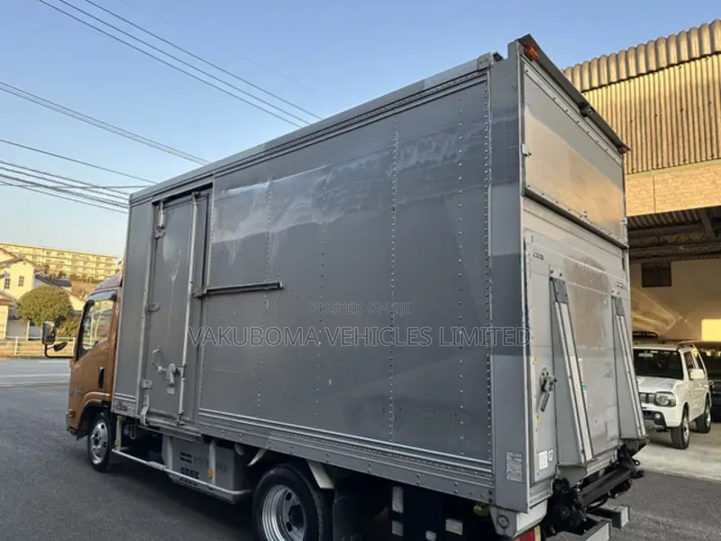 Isuzu Elf Truck 2009 Yellow