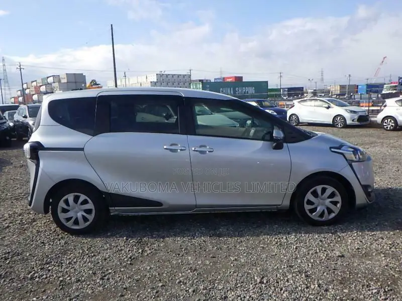 Toyota Sienta 2016 Silver