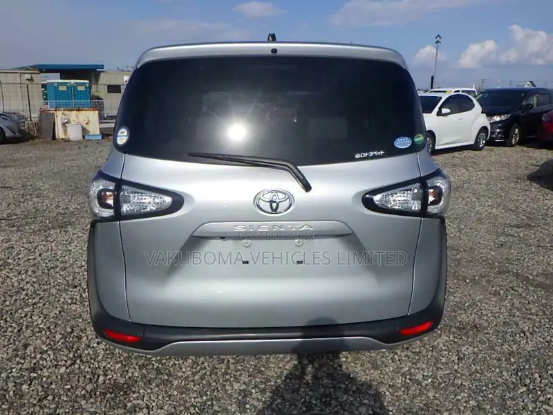 Toyota Sienta 2016 Silver