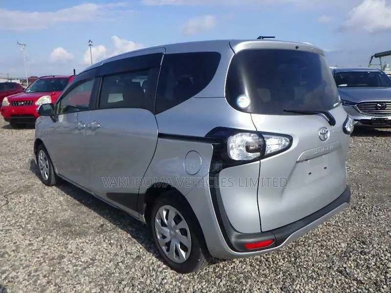 Toyota Sienta 2016 Silver