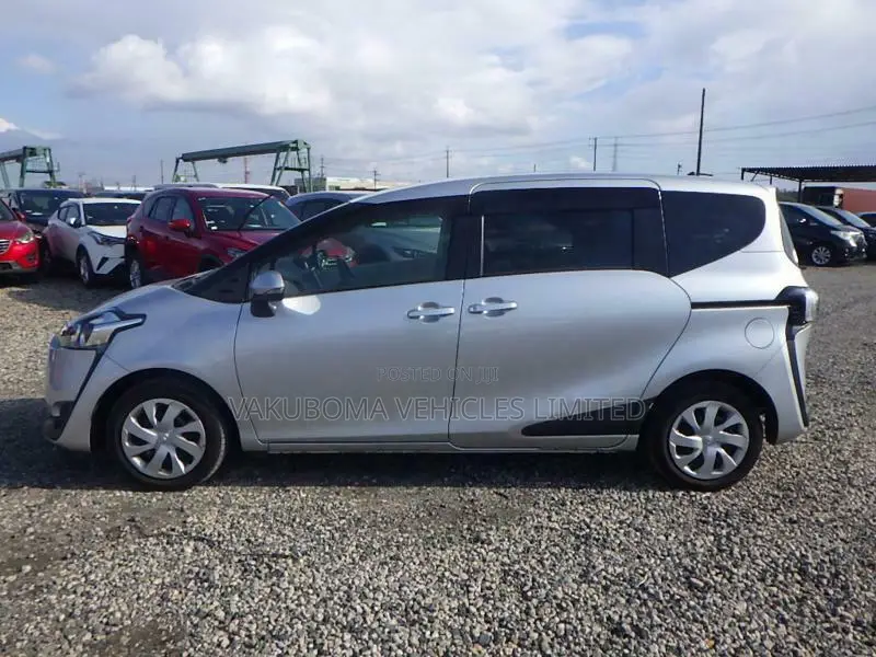 Toyota Sienta 2016 Silver