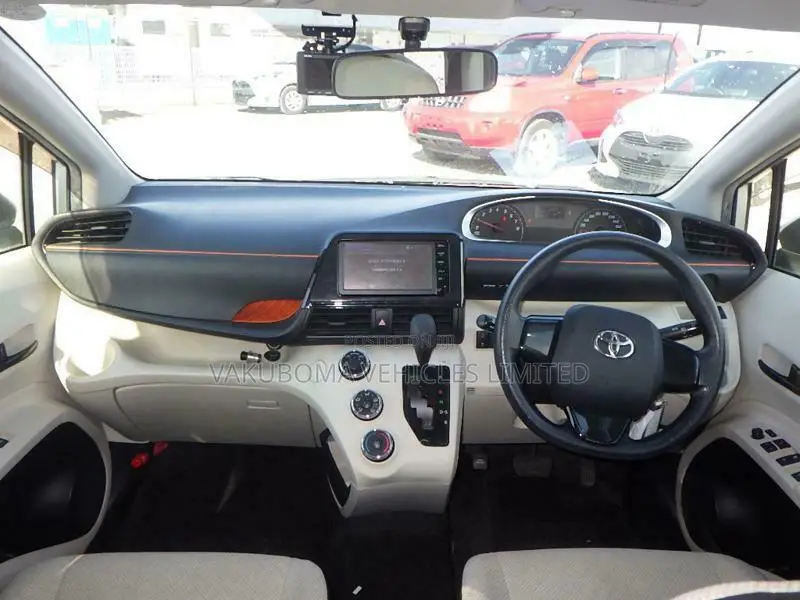 Toyota Sienta 2016 Silver