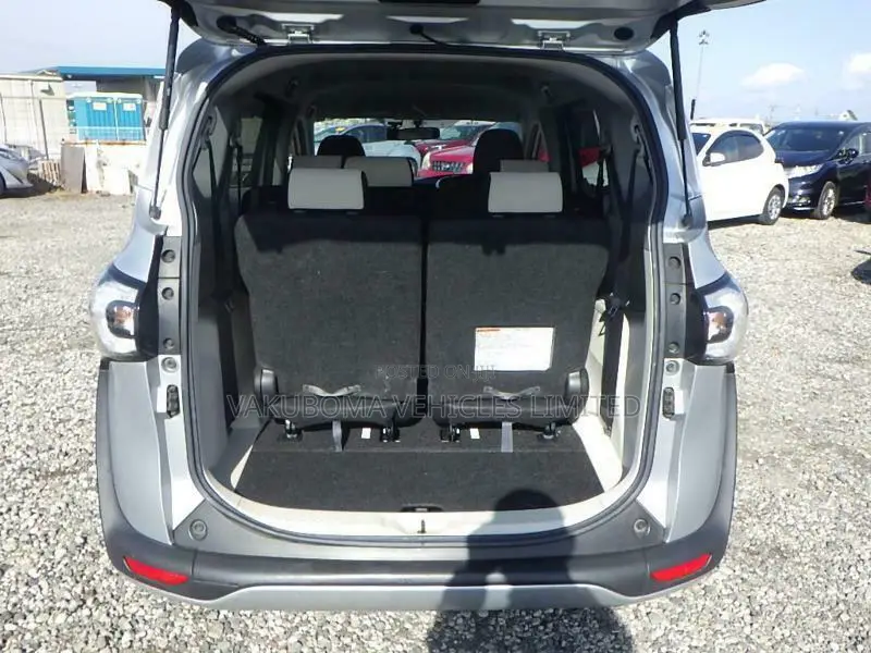 Toyota Sienta 2016 Silver