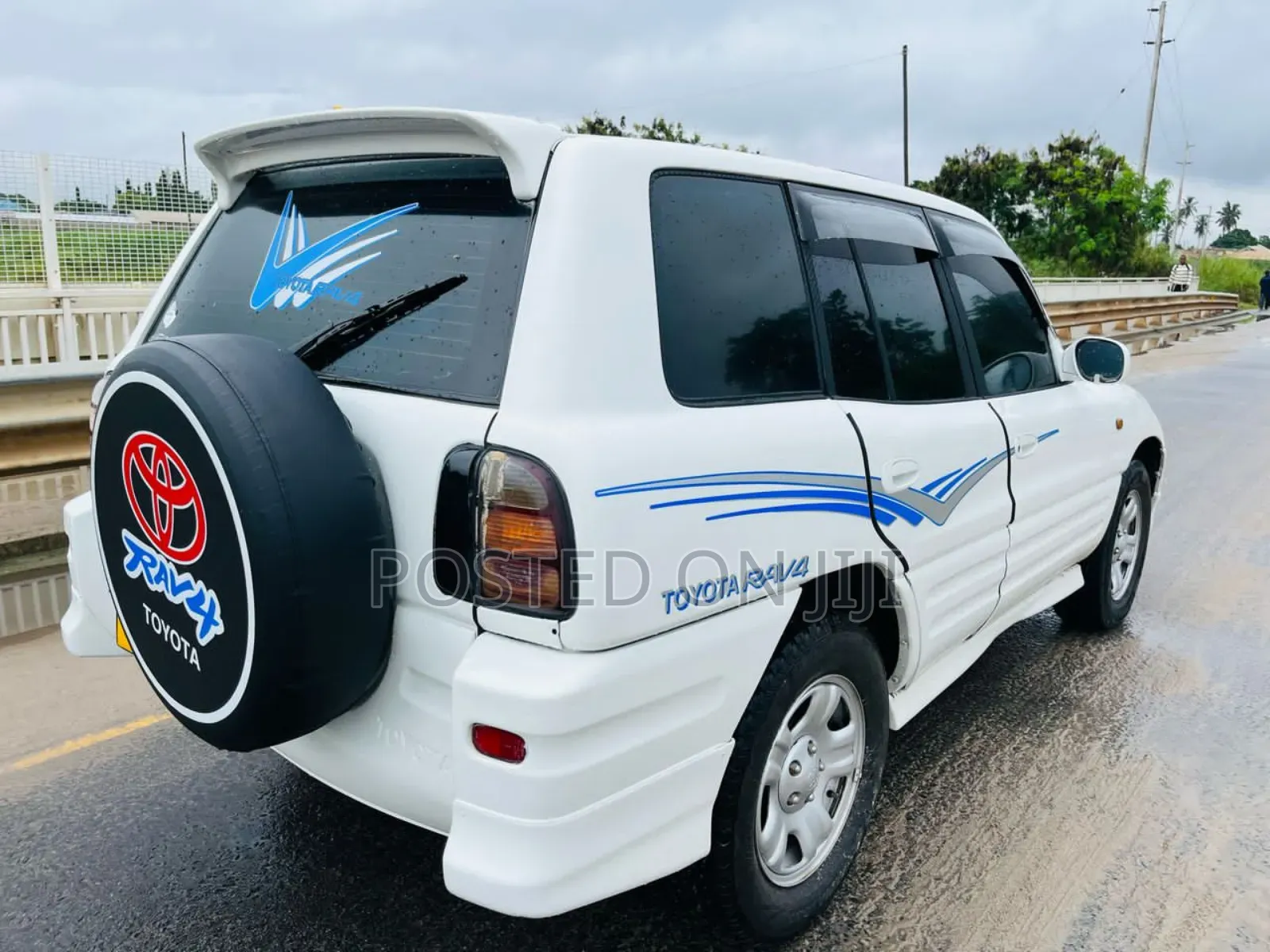 Toyota RAV4 1999 White