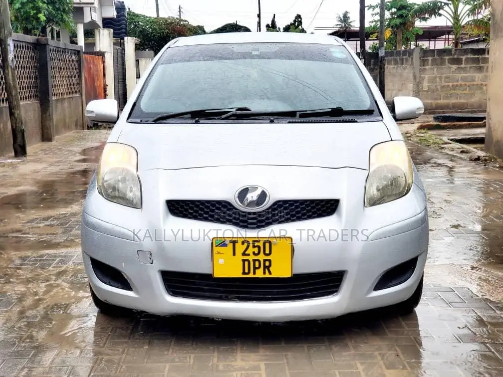 Toyota Vitz 2005 Silver