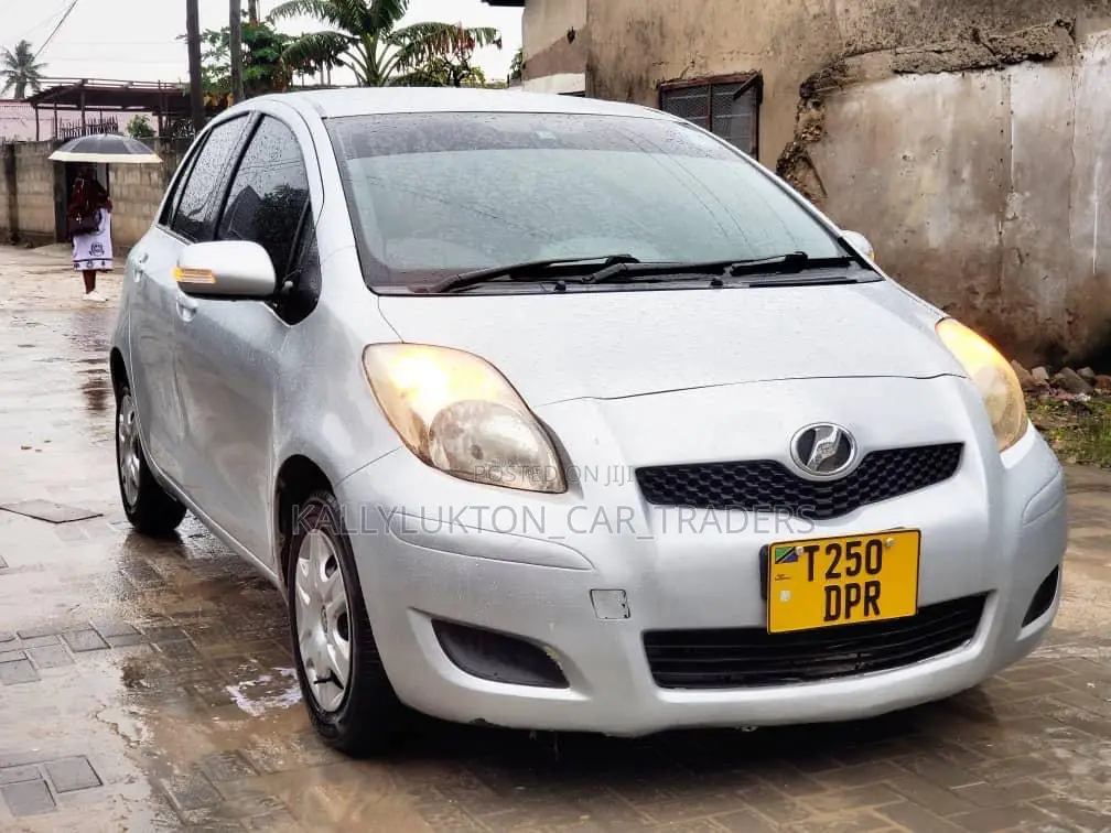 Toyota Vitz 2005 Silver