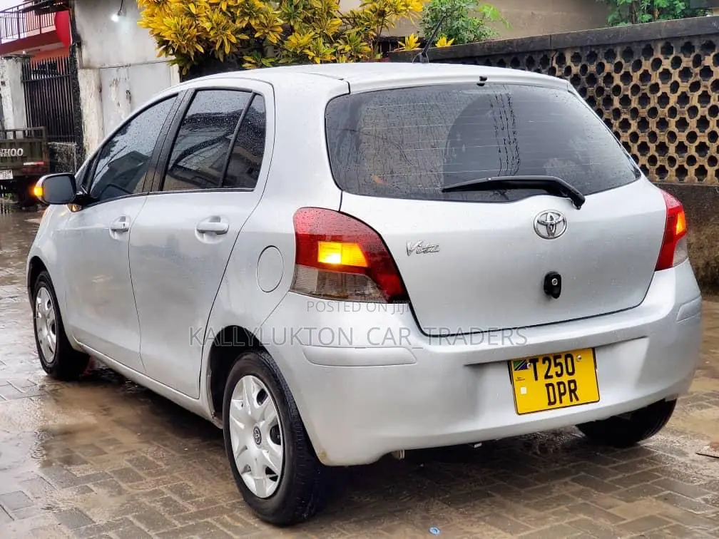 Toyota Vitz 2005 Silver