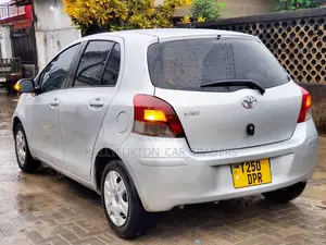 Toyota Vitz 2005 Silver