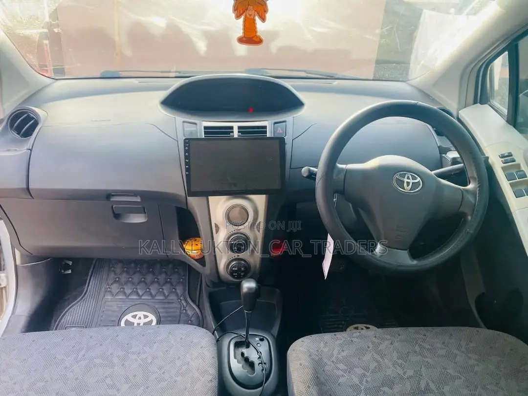 Toyota Vitz 2005 Silver