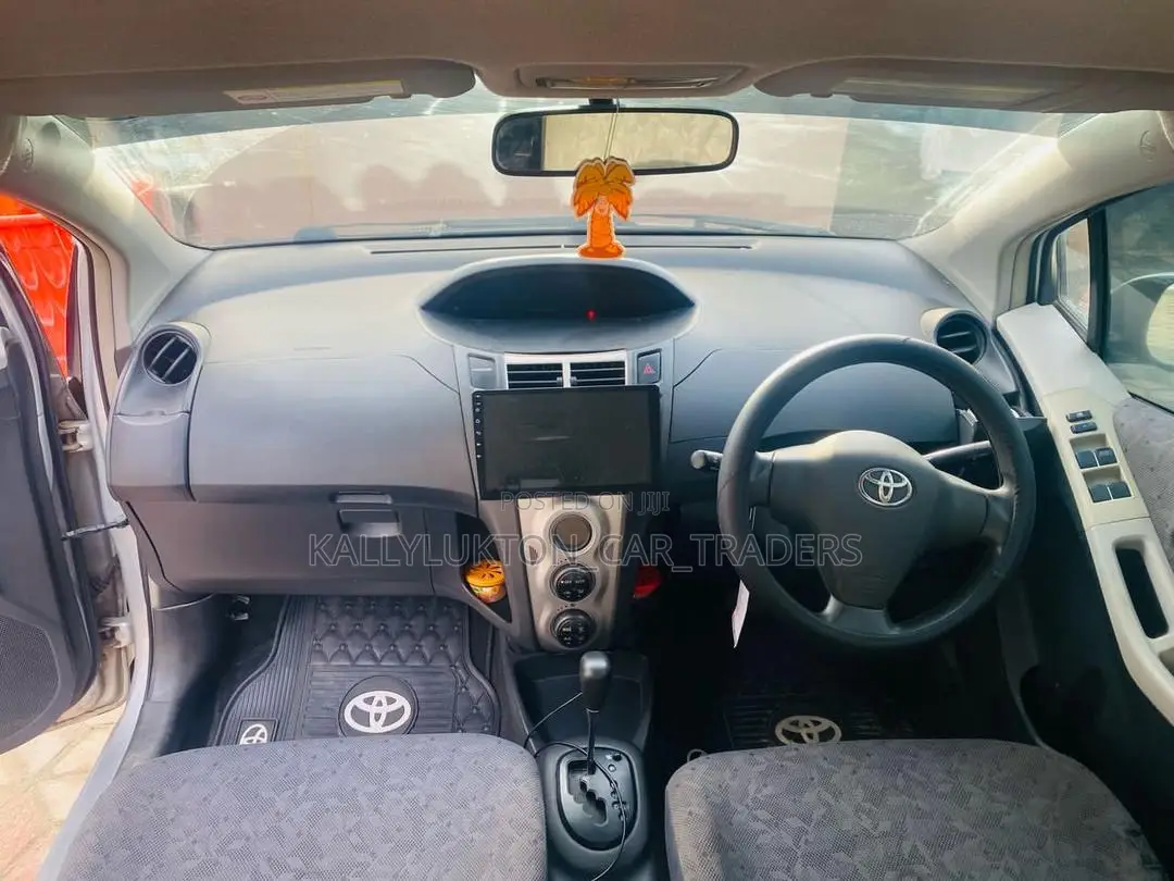 Toyota Vitz 2005 Silver