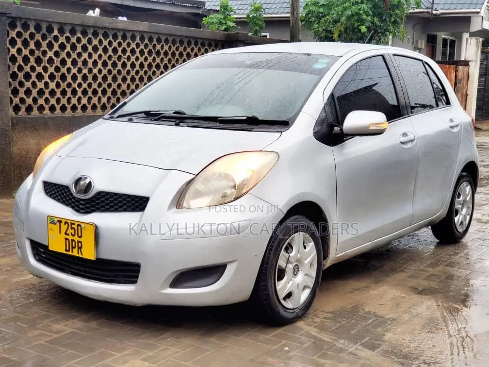 Toyota Vitz 2005 Silver