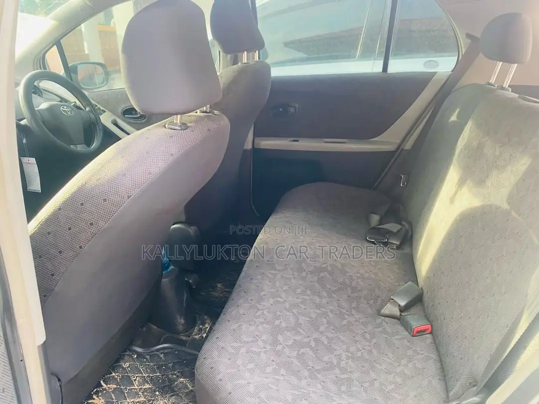 Toyota Vitz 2005 Silver