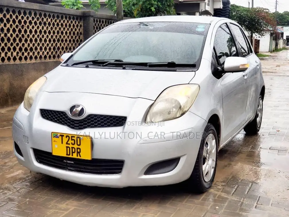 Toyota Vitz 2005 Silver