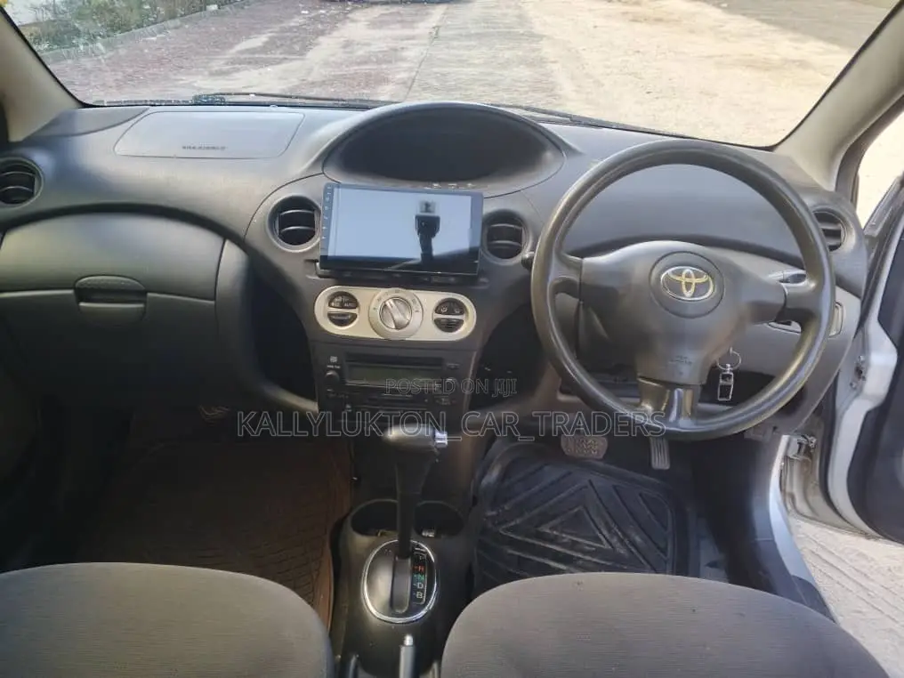 Toyota Vitz 2006 Silver