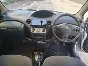 Toyota Vitz 2006 Silver