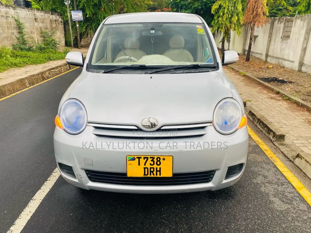Toyota Sienta 2005 Silver