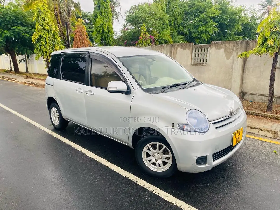 Toyota Sienta 2005 Silver