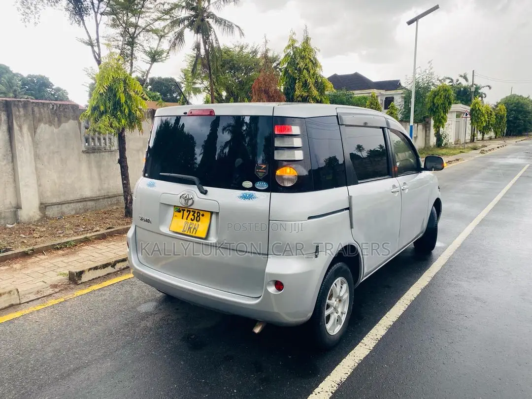 Toyota Sienta 2005 Silver