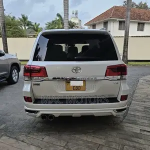 Toyota Land Cruiser 4.6 V8 ZX 2016 White