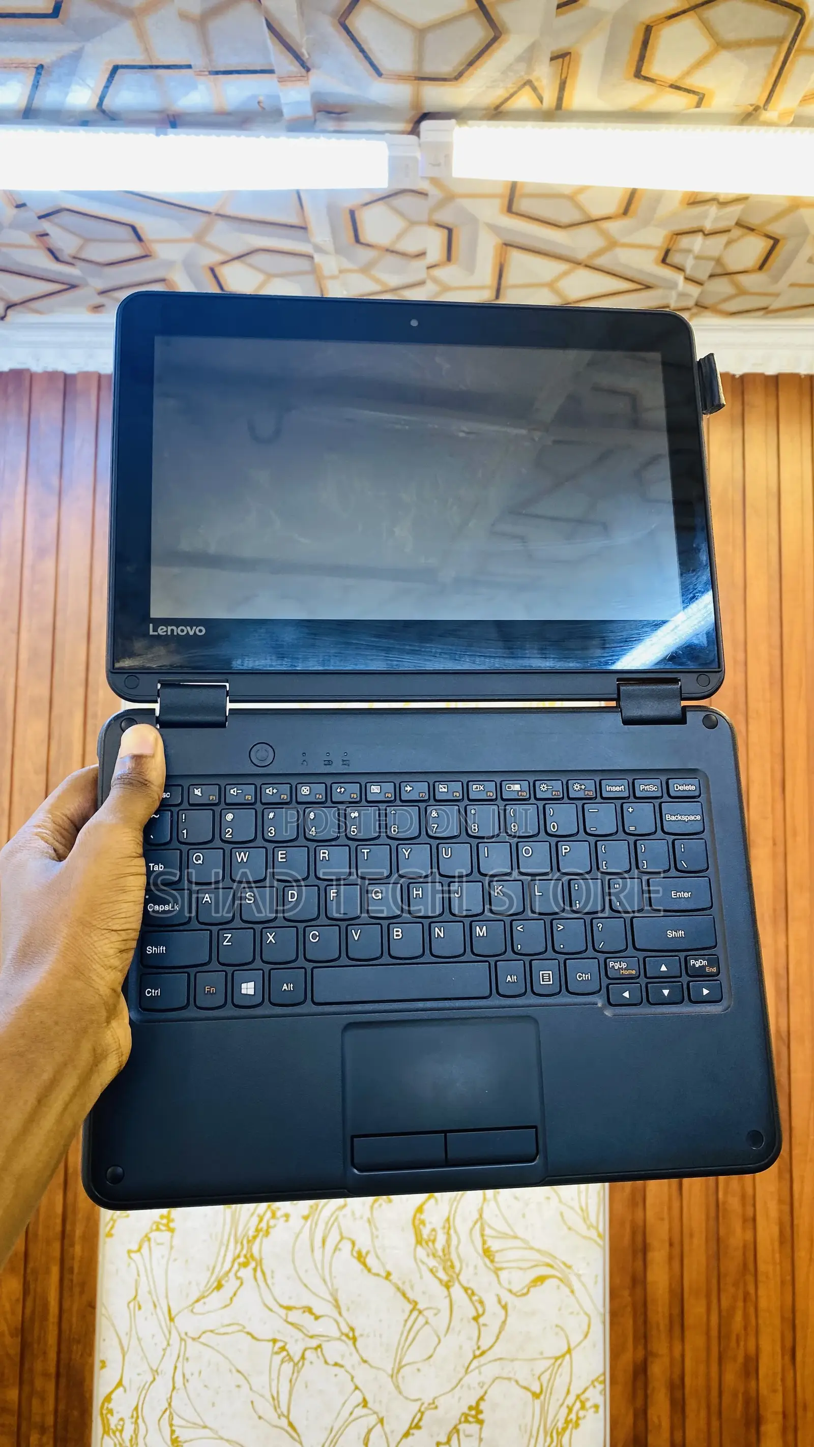 Laptop Lenovo 300e 4GB Intel Pentium SSD 128GB