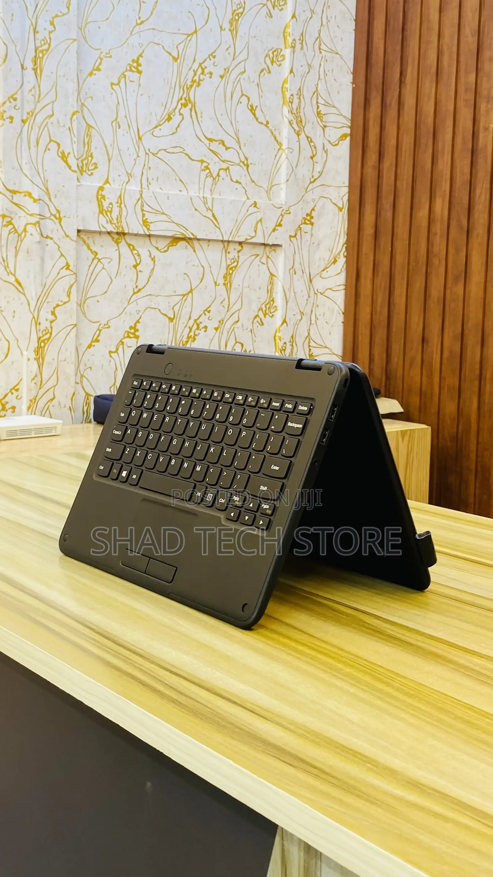 Laptop Lenovo 300e 4GB Intel Pentium SSD 128GB