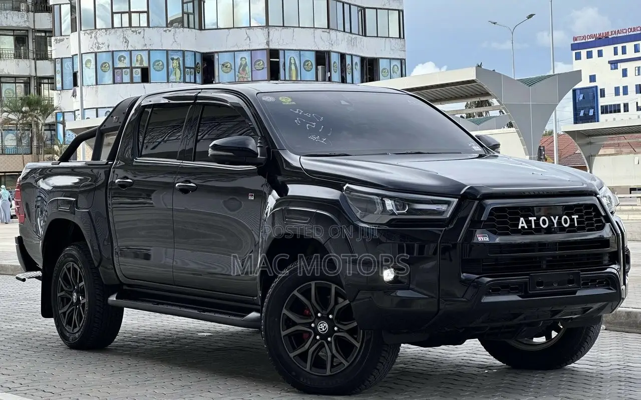 Toyota Hilux 2024 Black