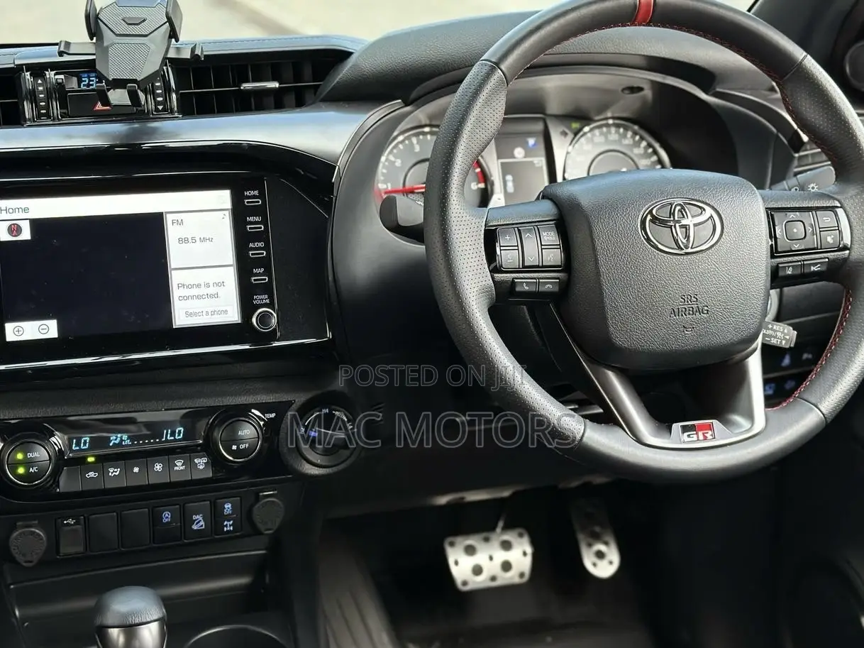 Toyota Hilux 2024 Black