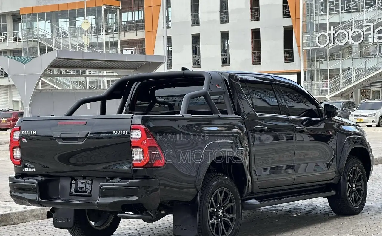 Toyota Hilux 2024 Black