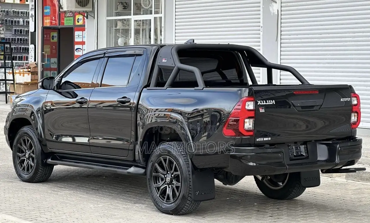 Toyota Hilux 2024 Black