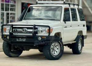 Toyota Land Cruiser 2011 White