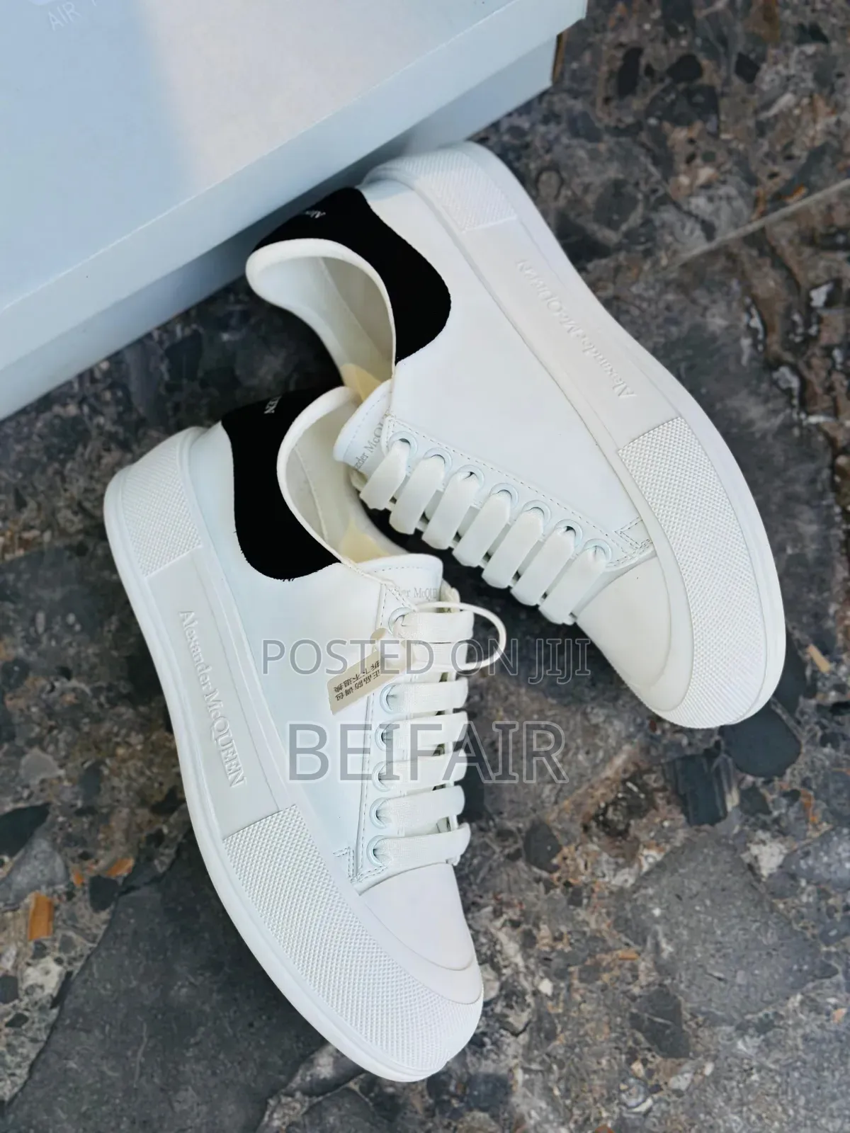 Aalexander McQeen Black and White | Full Black