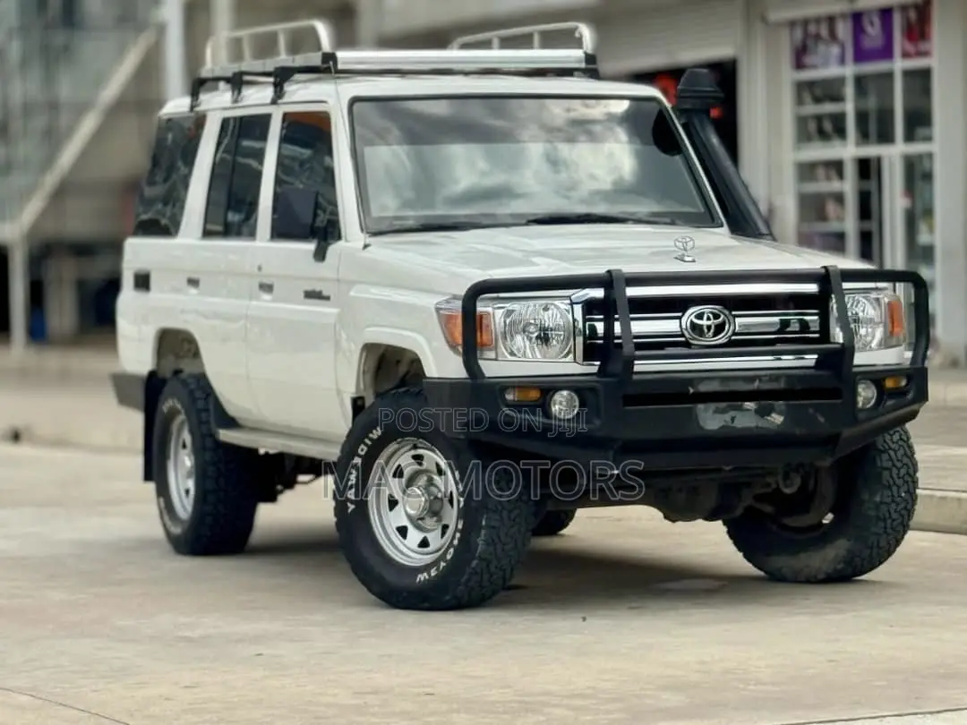 Toyota Land Cruiser 2011 White