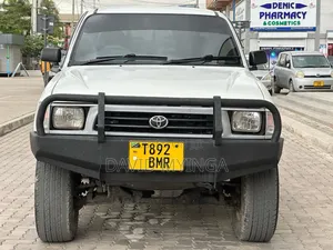 Photo - Toyota Hilux 2002 Pearl