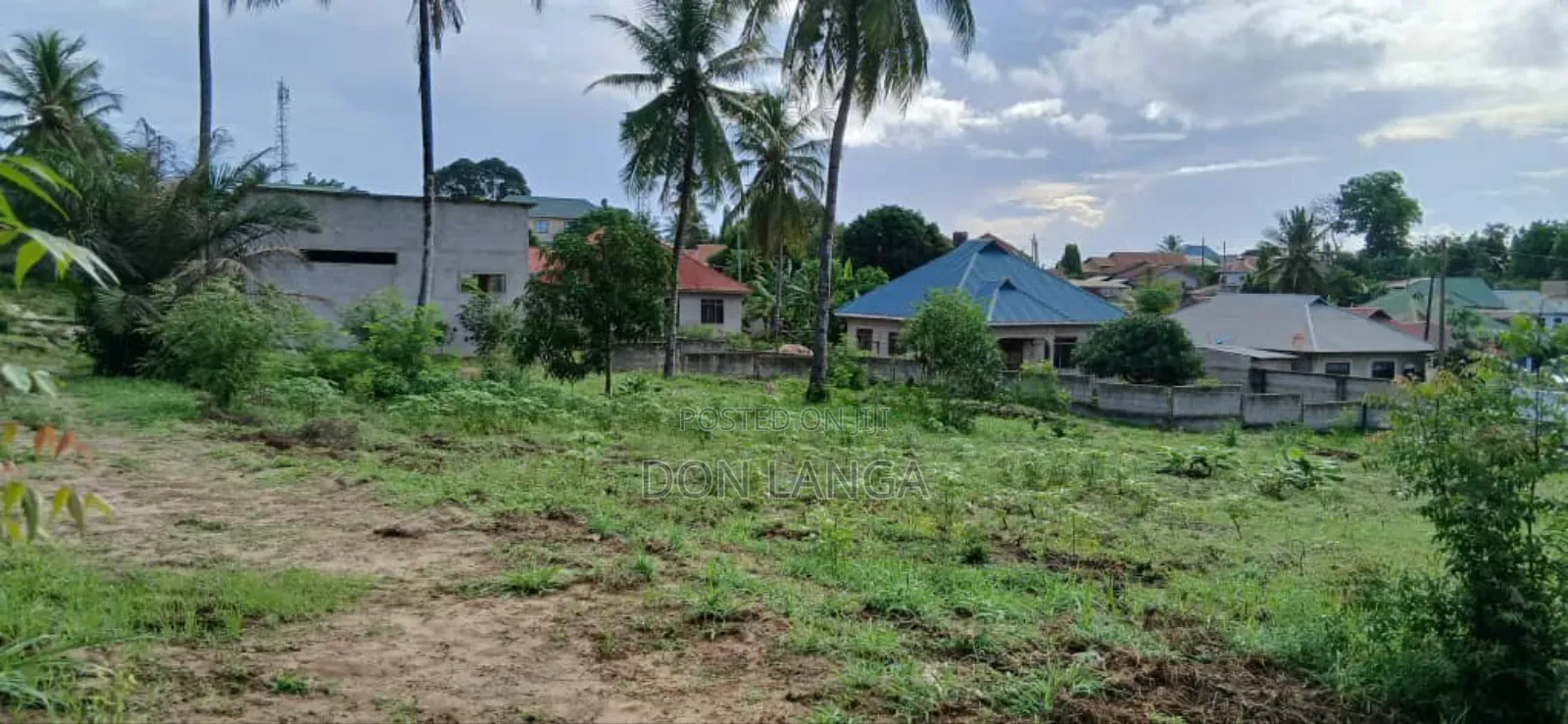 Kiwanja Kikubwa Na Nyumba