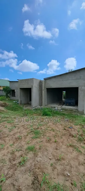 Kiwanja Kikubwa Na Nyumba