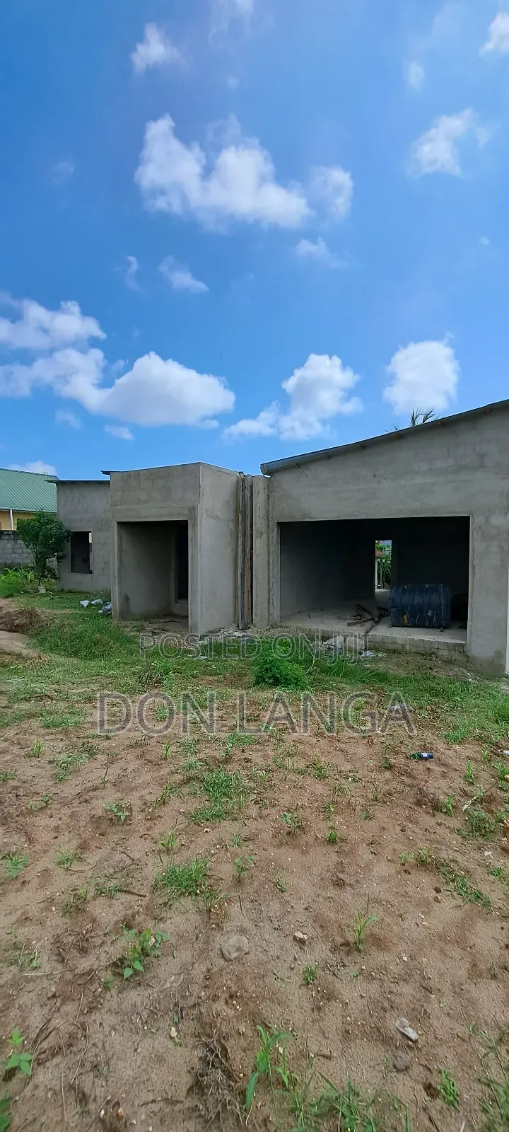 Kiwanja Kikubwa Na Nyumba