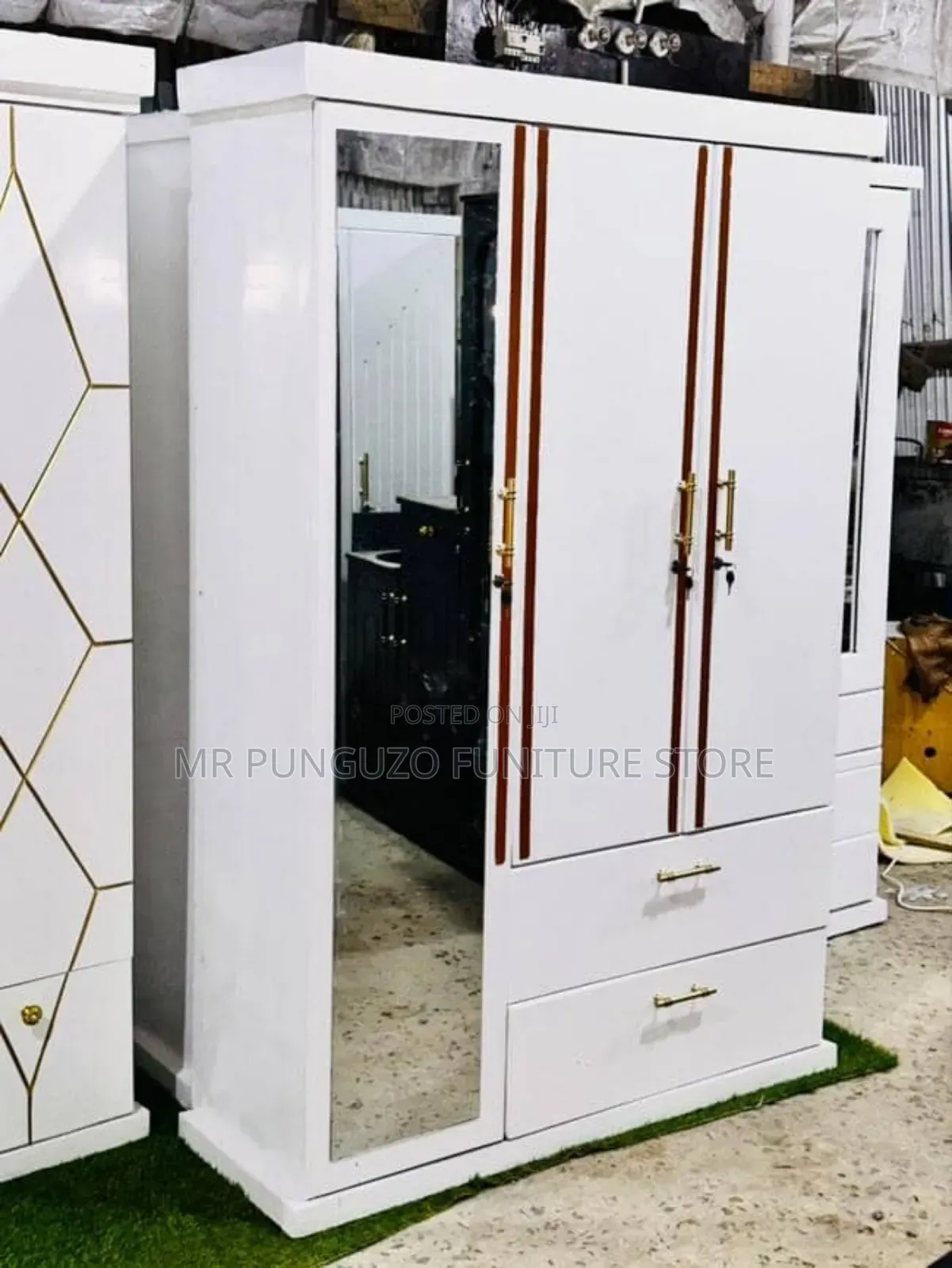 Kabati Milango Mitatu White Classic Sana