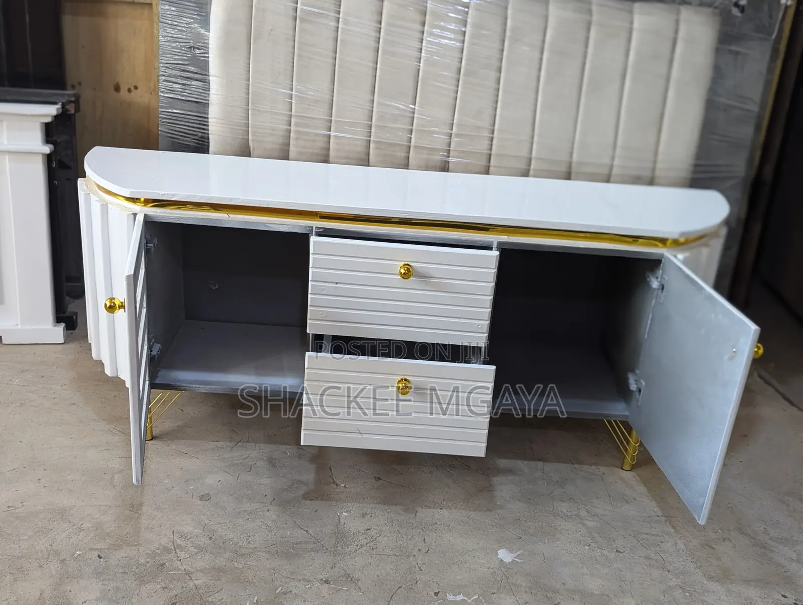 Showcase White