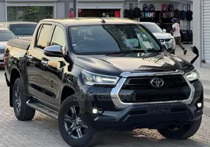 Photo - Toyota Hilux 2022 Black