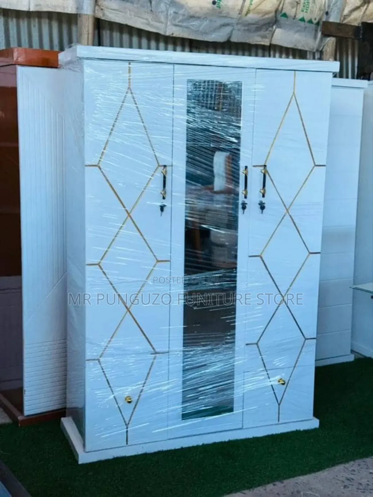 Kabati Milango Mitatu Classic Sana White