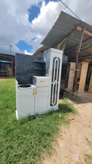 Kitchen Cabinets Nyeupe Yenye Kabati Na Seheme Ya Ges
