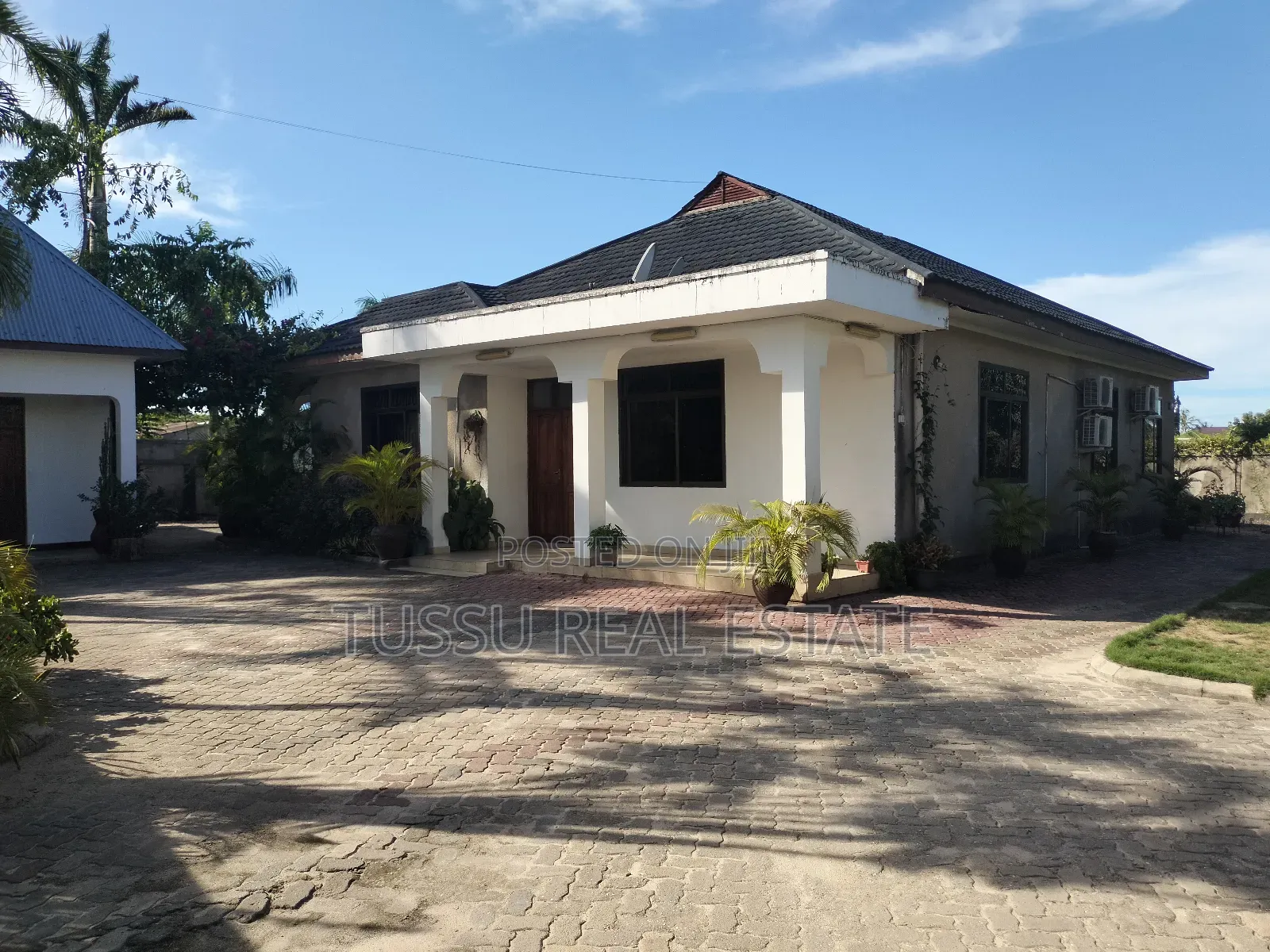 5bdrm House in Mbezibeach Makonde for sale