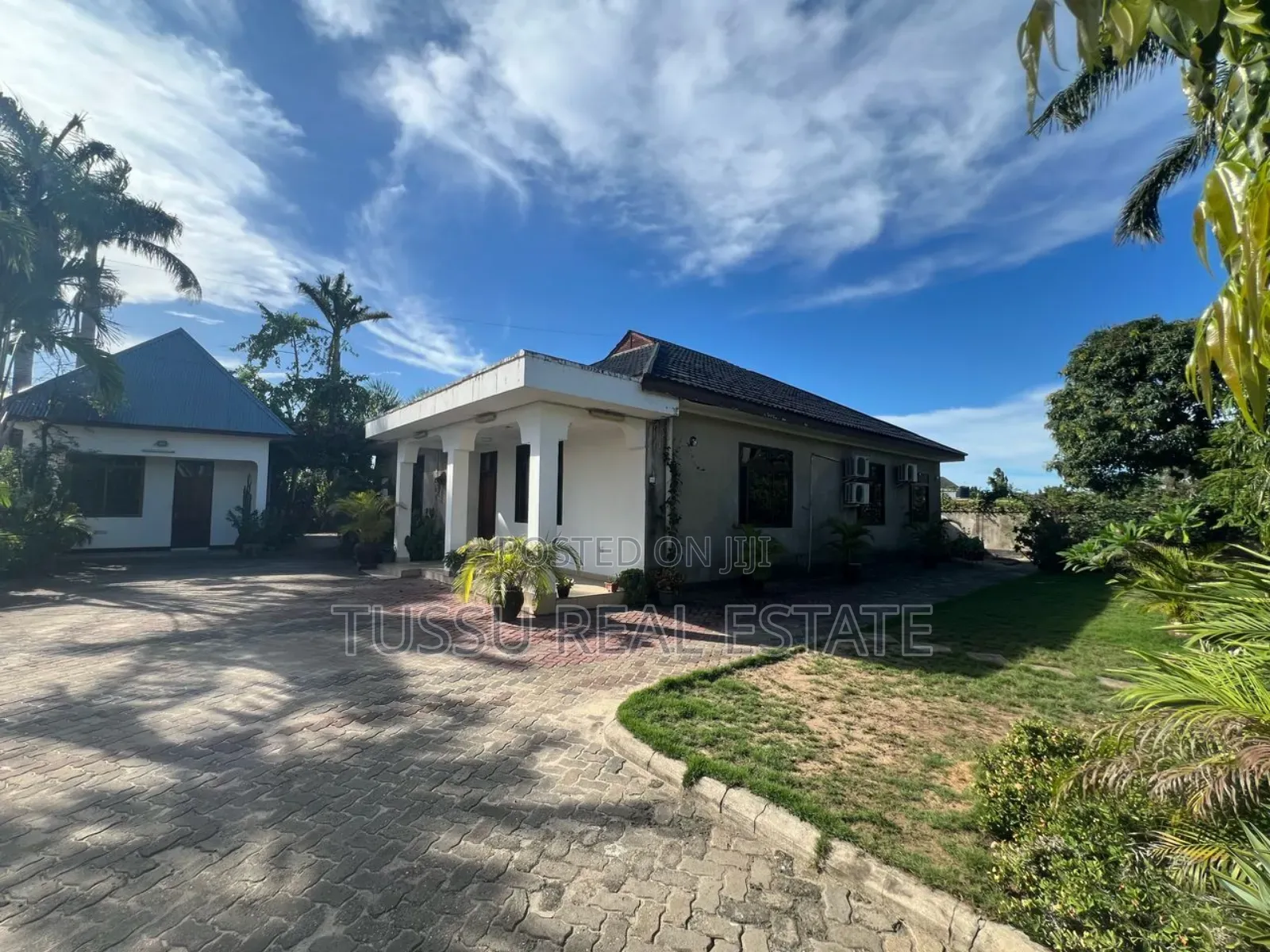 5bdrm House in Mbezibeach Makonde for sale