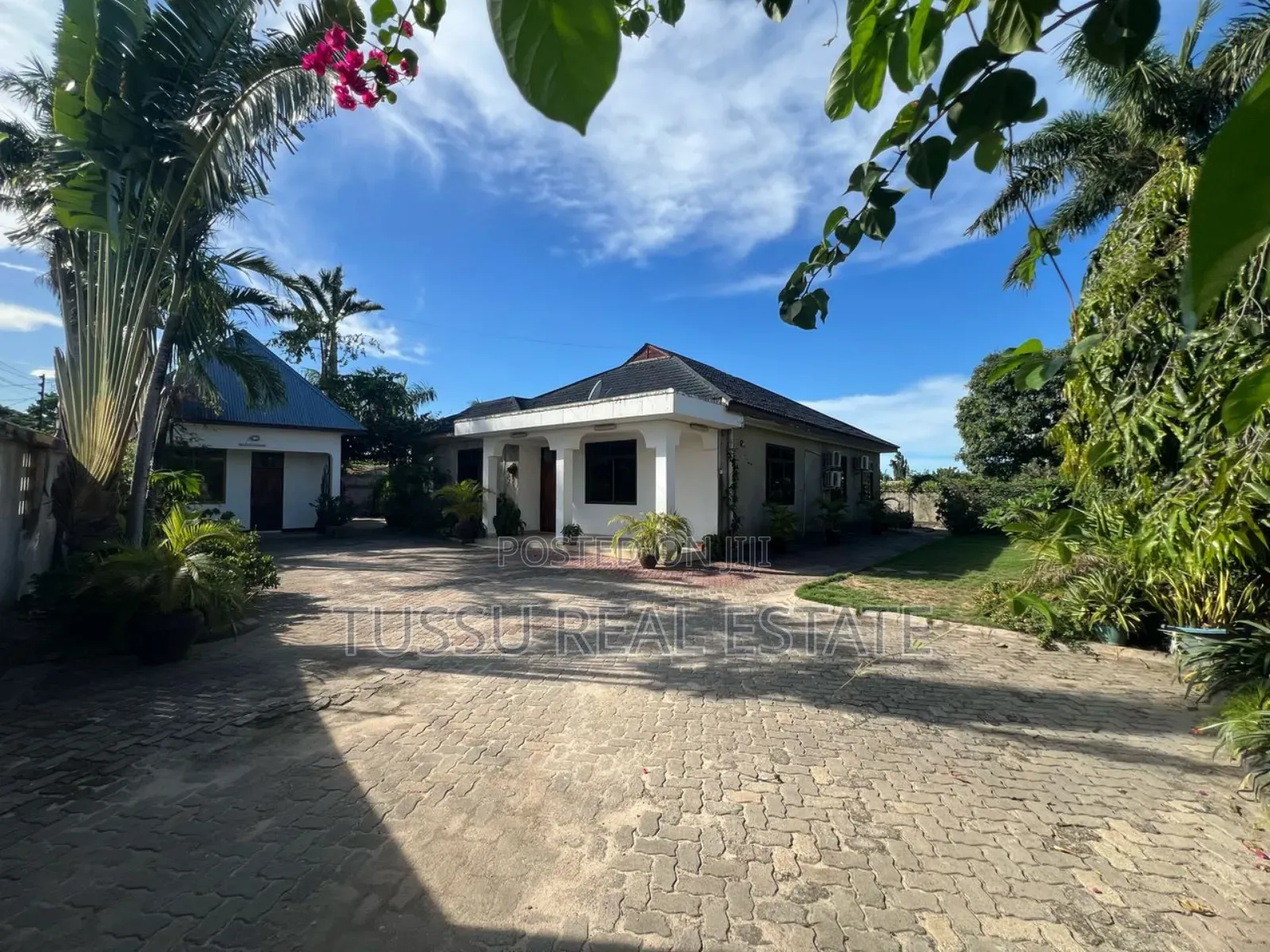 5bdrm House in Mbezibeach Makonde for sale