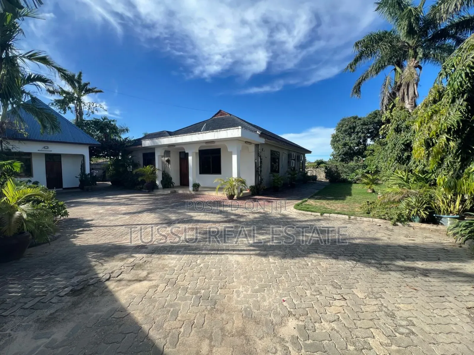5bdrm House in Mbezibeach Makonde for sale