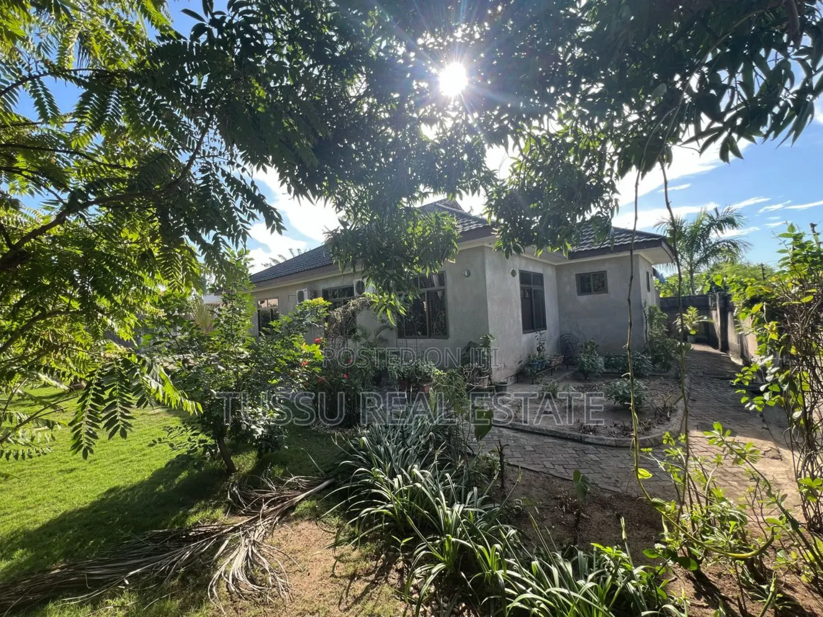 5bdrm House in Mbezibeach Makonde for sale